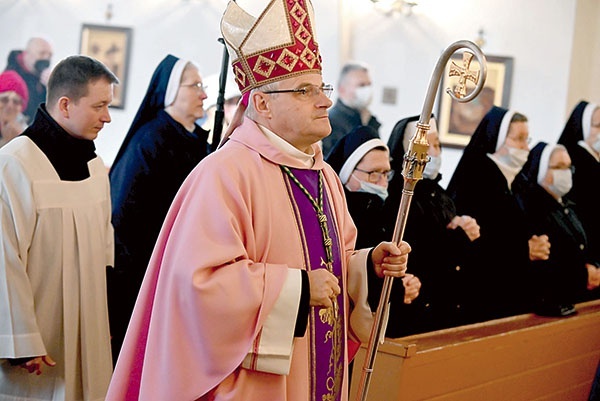 ▲	Biskup w czasie procesji wejścia. 