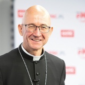 Abp Adrian Galbas  Ma 53 lata. Jest doktorem teologii duchowości.  Studiował dziennikarstwo.  W czasie dotychczasowej posługi pełnił  m.in. funkcję prefekta alumnów w Wyższym Seminarium Duchownym Księży Pallotynów w Ołtarzewie. W latach 2011–2019  był prowincjałem Prowincji Zwiastowania Pańskiego w Poznaniu, a następnie biskupem pomocniczym diecezji ełckiej.