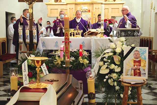 ▲	Liturgii pogrzebowej przewodniczył bp Grzegorz Olszowski.