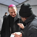 Abp Wojda na Wigilii dla potrzebujących u oo. dominikanów