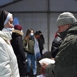 Abp Wojda na Wigilii dla potrzebujących u oo. dominikanów