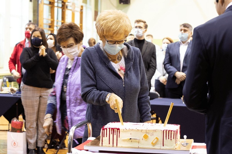 Urodzinowy tort z okazji 40-lecia honorowego krwiodawstwa w Kotarbinie - w Andrychowie.