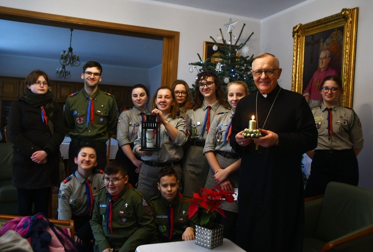 Betlejemskie Światło Pokoju u biskupa