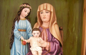 Figura Dzieciątka Jezus, Matki Bożej i św. Anny na klasztornym korytarzu.