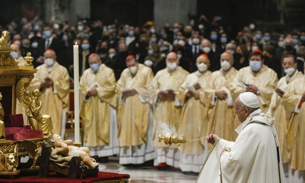 Ta okadzana przez Papieża figurka przypomina, kto w Kościele jest najważniejszy
