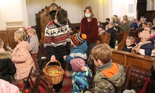 Dzieci na spotkaniu w kościele Opatrzności Bożej w Białej.
