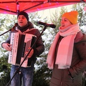 Agnieszka Olchowy i Sebastian Frączek kolędowali dla osób, które skorzystały z zaproszenia Caritas i przyszły po świąteczne paczki.