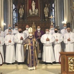 2021.03.06 - Bp Marek Solarczyk w radomskiej katedrze ustanowił kolejnych 15 nadzwyczajnych szafarzy Komunii Świętej.