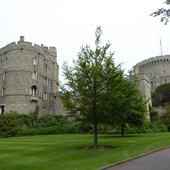 Intruz, który dostał się z kuszą na teren zamku Windsor, zapowiadał zabicie królowej
