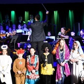 Podczas koncertu z krótką scenką wystąpili kolędnicy misyjnii. 