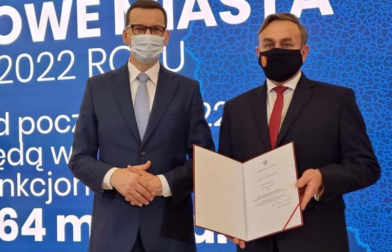 Premier Mateusz Morawiecki i Piotr Leśnowolski, od stycznia burmistrz miasta Jedlnia-Letnisko.