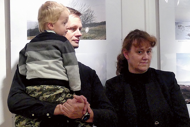 Basia i Irek Mendrochowie z najmłodszym synem na wystawie zdjęć ich najstarszego syna Pawła.