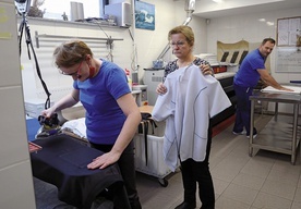 Teresa Brodziak, prezes Bytomskiego Stowarzyszenia Pomocy Dzieciom i Młodzieży Niepełnosprawnej, pomaga w pralni podopiecznym Sebastianowi i Wiolecie.