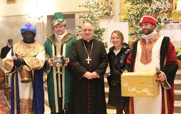 Mędrcy z bp. Piotrem Gregrem i Martą Mszycą - dyrektorką szkoły "Skała", która była głównym organizatorem orszaku w Bielsku-Białej.