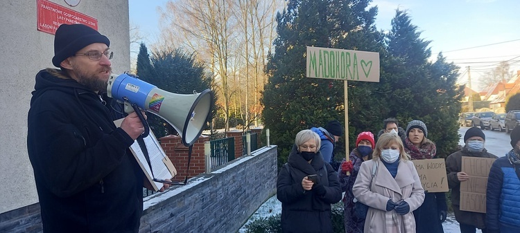 Katowice. Ekolodzy pikietowali w sprawie rezerwatu przyrody Madohora w Beskidzie Małym