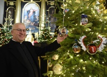 Ks. prał. Krzysztof Wąchała podkreśla, że konkurs inspiruje całe rodziny do wspólnego tworzenia choinkowych, świątecznych ozdób.