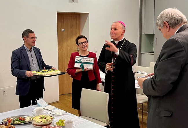 Medycy przygotowali dla księdza biskupa niespodziankę z okazji jego pierwszej rocznicy objęcia diecezji radomskiej.