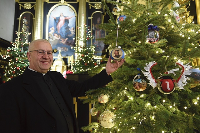 Ks. prał. Krzysztof Wąchała prezentuje wiśnickie pomysły  na świąteczne ozdoby.