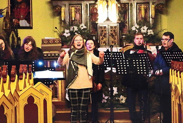 Alicja Bukowska zaprasza do śpiewu zgromadzonych w kościele. 