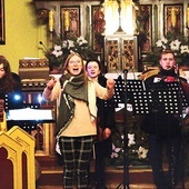 Alicja Bukowska zaprasza do śpiewu zgromadzonych w kościele. 