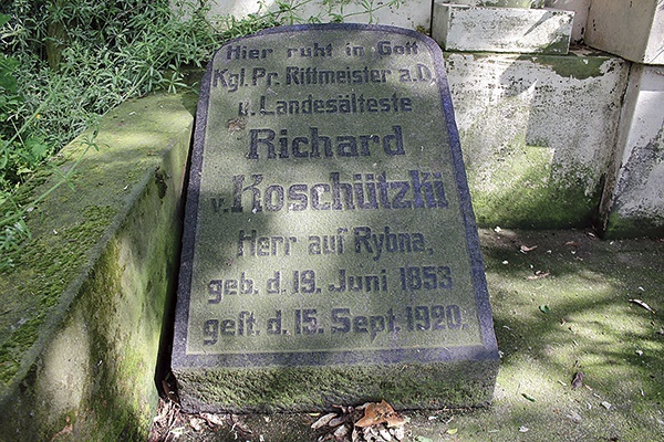 ▲	Nagrobek rotmistrza na cmentarzu w Grzędzinie.