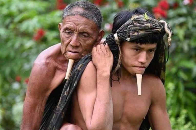 Niósł ojca 12 godzin przez puszczę amazońską, żeby go zaszczepić
