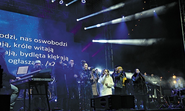 Na zakończenie publiczność tradycyjnie śpiewała z artystami – teksty kolęd były wyświetlane na telebimie.