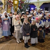 Kolędnicy z głuszyckiej parafii pw. Matki Bożej Królowej Polski.