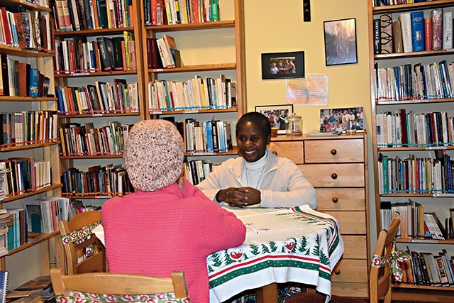 Siostra Anafrida Biro,  przełożona lubelskiej wspólnoty Sióstr NMP Królowej Afryki  (z prawej), rozmawia  z Samrawit, która u misjonarek znalazła rodzinną atmosferę