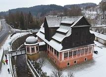 Piękny budynek młyna wita wszystkich przyjeżdżających do uzdrowiska. Drewniana góra budynku była dawniej suszarnią papieru, a podłużne okna widoczne na dachu można było otworzyć po obu stronach, aby przyspieszyć suszenie