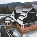 Piękny budynek młyna wita wszystkich przyjeżdżających do uzdrowiska. Drewniana góra budynku była dawniej suszarnią papieru, a podłużne okna widoczne na dachu można było otworzyć po obu stronach, aby przyspieszyć suszenie