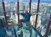 Tomasz Cukiernik na tle Kuala Lumpur (Malezja)