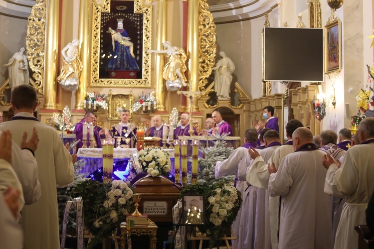 Wokół trumny zgromadzili się liczni kapłani diecezji bielsko-żywieckiej i archidiecezji krakowskiej.