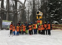 Uczestnicy półkolonii na nartach.