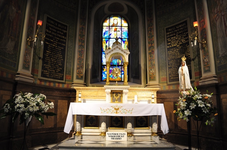 W katedrze płockiej trwa codziennie adoracja Najświętszego Sakramentu.