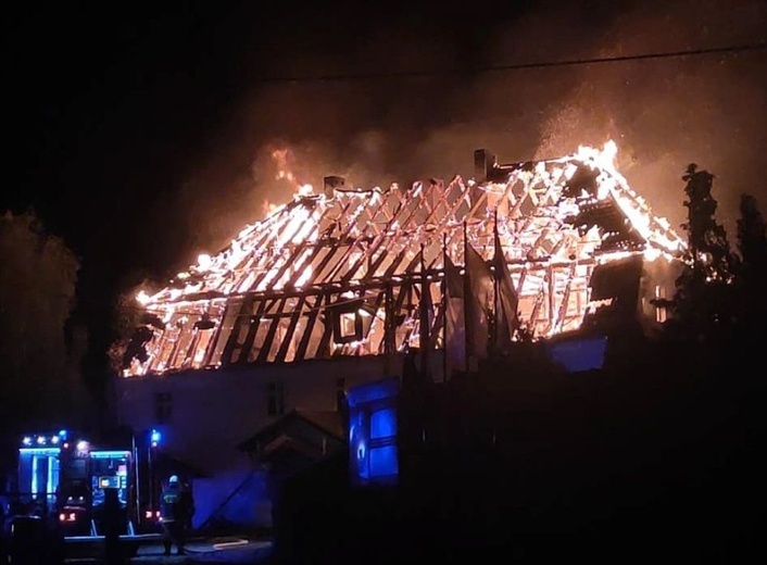 Jakubów. Odbudowa domu parafialnego