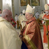 W imieniu obecnych życzenia biskupowi seniorowi składa ks. kan. Czesław Wawrzyńczak.