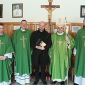 ▲	Podczas diecezjalnych uroczystości Krzysztof Książek dołączył  do Stowarzyszenia  Dzieła Biblijnego im. Jana Pawła II.