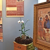 	Wystawa prezentuje kilka prac profesjonalnych artystów w różnych technikach, m.in. ikony. 
