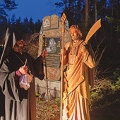 ▲	Archimandryta pobłogosławił włócznię trzymaną przez Judę Tadeusza, która symbolizuje najważniejszą dla Ormian relikwię.