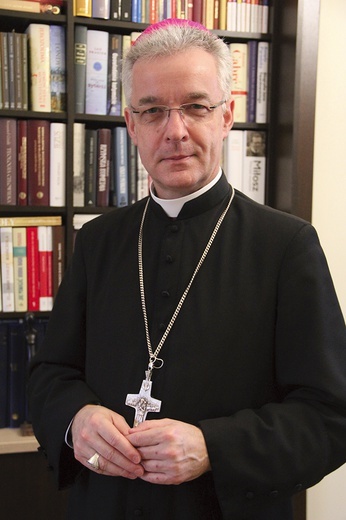 Nowy biskup polowy  WP ma 59 lat. Biskupem pomocniczym diecezji tarnowskiej był przez ponad 14 lat.
