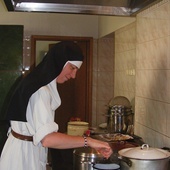 W Radoniach dominikańskie mniszki modlą się, ale też pracują w kuchni, ogrodzie i przy szyciu habitów.