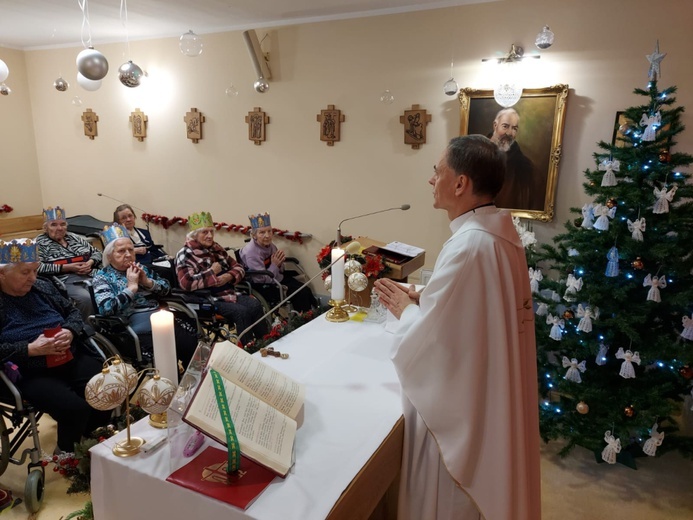 Świętowanie Bożego Narodzenia i tworzenie szopki w hospicjum