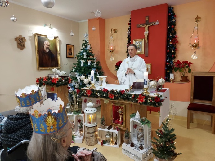 Świętowanie Bożego Narodzenia i tworzenie szopki w hospicjum