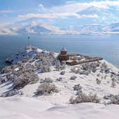 Pokryty śniegiem kościół na wyspie Akdamar na jeziorze Van.
15.01.2022 Gevas, Turcja