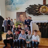 Dzieci w miejscowej kaplicy przy portrecie świętego.