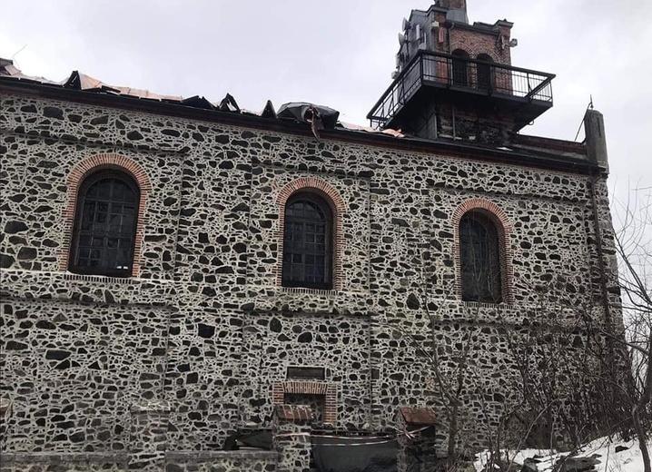 W kościele na szczycie Ślęży wichura zerwała dach