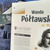 ▲	Ekspozycja na placu Polonii 1 powstała, by podtrzymać pamięć o poecie i jego rówieśnikach.