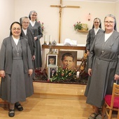 ▲	Od lewej: s. Ewa, s. Maria, s. Elżbieta, s. Longina i s. Zofia przy zdjęciach swoich patronów.