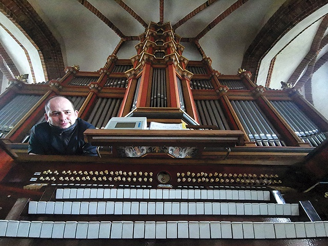	– Mocno wierzę,  że dobra muzyka w liturgii pomaga zbliżyć się człowiekowi do Boga – podkreśla sulechowski organista. 